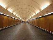 Od eskalátorů vede k prostřední lodi 69 metrů dlouhá přístupová chodba Od eskalátorů vede k prostřední lodi 69 metrů dlouhá přístupová chodba