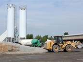 Beton�rna zaji��uj�c� materi�l na opravu ruzy�sk� dr�hy. Funguj� tu dv�