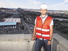 Petr Teplý ze společnosti Properity provádí po AZ Tower nejen novináře, ale
