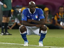 ZKLAMAN� REBEL. Italsk� �to�n�k Mario Balotelli jen t�ko skous�val vysokou