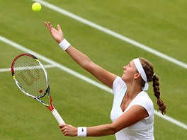NA PODÁNÍ. Petra Kvitová v osmifinále Wimbledonu. NA PODÁNÍ. Petra Kvitová v osmifinále Wimbledonu.