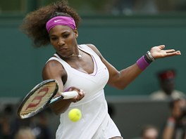 SOUST�ED�N�. Serena Williamsov� se koncentruje na �der v semifin�le Wimbledonu
