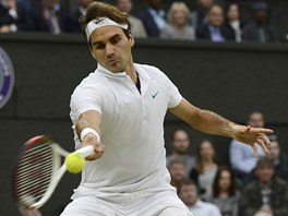 FORHEND. Roger Federer ve wimbledonsk�m  semifin�le proti Novaku Djokovi�ovi.