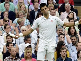 NEJDE TO. Novak Djokovi� prohr�l v semifin�le Wimbledonu s Rogerem Federerem.