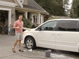 Doug Pitt v reklamě myje svůj "sporťák". Doug Pitt v reklamě myje svůj "sporťák".