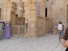 Vlevo se Egyp�an� sna�� p�esv��it turistku, �e j� v chr�mu bohyn� Hat�epsut