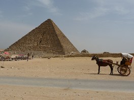 Dot�rn� prodejci p�ed Menkaureovou pyramidou �ekaj� na dal�� turisty.