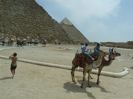 Vodi�i velbloud� u pyramid v G�ze ��haj� na turisty.