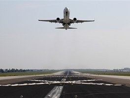 Pro Boeing 737 nep�edstavuje zkr�cen� dr�ha sebemen�� obt�. Ve chv�li, kdy