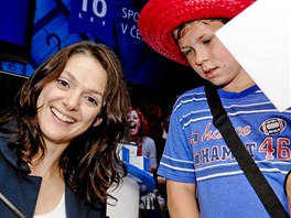 MFFKV 2012 - Klára Issová se podepisuje návštěvníkům festivalu MFFKV 2012 - Klára Issová se podepisuje návštěvníkům festivalu
