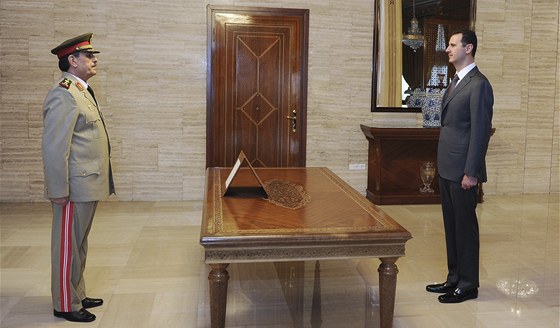 Syrsk� prezident Ba��r Asad (vpravo) a novope�en� ministr obrany Fahd Farad�