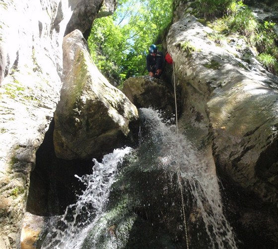 Canyoning za m�ste�kem Claut na severu It�lie. 