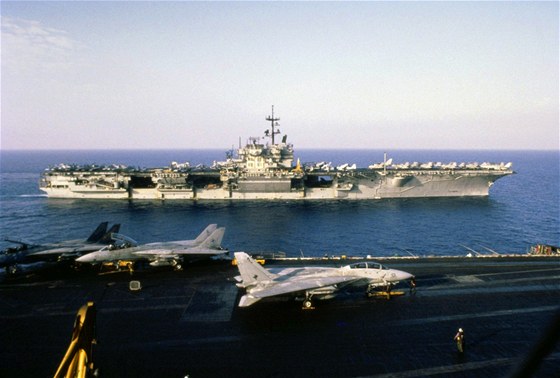 Americké letadlové lodě USS John F. Kennedy a USS Saratoga Americké letadlové lodě USS John F. Kennedy a USS Saratoga