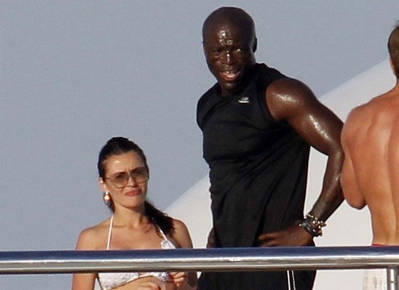 Seal tr�v� dovolenou s nezn�mou brunetkou na jacht�