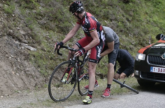 TO JE SMŮLA. Cadel Evans dostává nové zadní kolo. Tato scéna se ve 14. etapě TO JE SMŮLA. Cadel Evans dostává nové zadní kolo. Tato scéna se ve 14. etapě