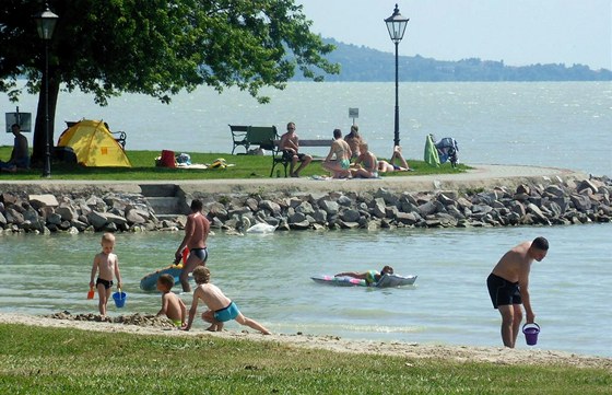Na pl�i v Balatongy�r�ku
