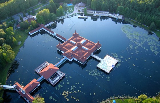 Letecký pohled na jezero Hévíz Letecký pohled na jezero Hévíz