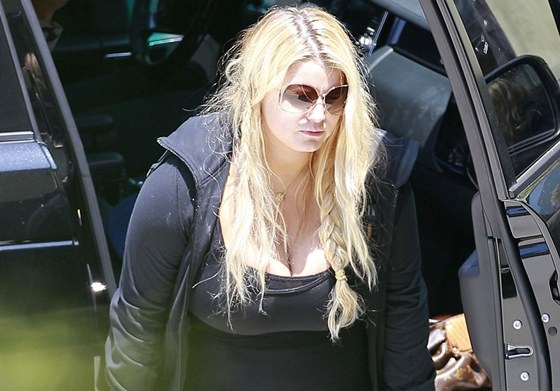 Jessica Simpsonov� shazuje poporodn� kila (2. �ervence 2012).