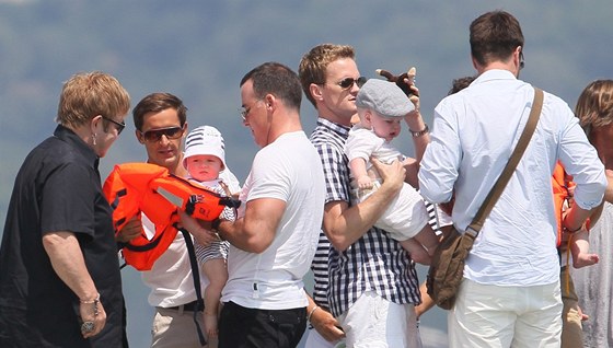 Elton John, David Furnish a jejich syn Zachary a Neil Patrick Harris s Elton John, David Furnish a jejich syn Zachary a Neil Patrick Harris s