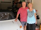 Man�el� Russellovi a jejich v�z Austin Healey z roku 1967