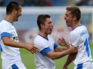 Liberečtí fotbalisté oslavují branku Vojtěcha Hadaščoka (vpravo). Liberečtí fotbalisté oslavují branku Vojtěcha Hadaščoka (vpravo).