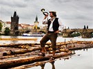 Na Vltavu se tak alespo� na pár dní vrací ji� neexistující �emeslo, plavení...