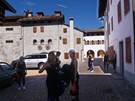 Cestou ke ka�onu je t�eba proj�t i okrajem m�ste�ka Claut.