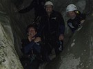 Nased�n� na skluzavku p�i canyoning za m�ste�kem Claut na severu It�lie. 