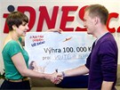 Vojtěch Beránek si přebírá šek na 100 tisíc Vojtěch Beránek si přebírá šek na 100 tisíc