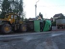 Silniční válec způsobil ve Vrchlabí na nákladních vozidlech a dopravním značení Silniční válec způsobil ve Vrchlabí na nákladních vozidlech a dopravním značení