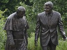 Souso�� Ronalda Reagana a pape�e Jana Pavla II. v gda�sk�m parku
