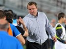 DOBRÁ PRÁCE! Plzeňský kouč Pavel Vrba si plácá s hráči po vítězném zápase v DOBRÁ PRÁCE! Plzeňský kouč Pavel Vrba si plácá s hráči po vítězném zápase v