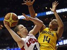 Americk� basketbalistka Lindsay Whalenov�  se pokou�� vyst�elit p�es Brazilku