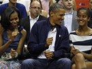 Americk� prezident Barack Obama si se svou �enou Michelle a dcerou Maliou