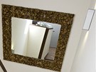 Zrcadlo nad schodištěm je jedna z mála věcí, které si Monika přenesla z Zrcadlo nad schodištěm je jedna z mála věcí, které si Monika přenesla z