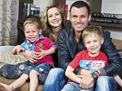Leoš Mareš s manželkou Monikou a oběma syny v novém domě Leoš Mareš s manželkou Monikou a oběma syny v novém domě