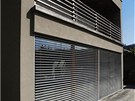 Západní prosklenou stěnu stíní předokenní hliníkové žaluzie, děti obývají Západní prosklenou stěnu stíní předokenní hliníkové žaluzie, děti obývají