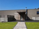 Hlavní vstup do domu a parkovací stání. Z jižní strany je z ulice vidět jen Hlavní vstup do domu a parkovací stání. Z jižní strany je z ulice vidět jen