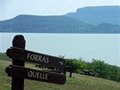 Vyhl�dka na Balaton, v pozad� masiv Badacsony, kolem n�j� se p�stuje v�no.