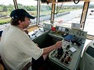 Po Vltavě pluje vyměřovací loď Valentýna II. Pomocí sonaru měří dno řeky (12.... Po Vltavě pluje vyměřovací loď Valentýna II. Pomocí sonaru měří dno řeky (12....