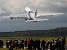 V britském Farnborough vrcholí aerosalon. Davy p�ihlí�ejí startu Airbusu A380. 