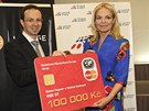 Dagmar Havlov� p�evzala od spole�nosti MasterCard �ek pro Nadaci VIZE 97. 