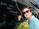 Hana Maciuchov� - kav�rna Potm� - k�est autobusu (10. �ervence 2012)