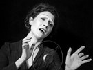 Martha Issová coby Edith Piaf při focení pro kalendář Proměny 2011 Martha Issová coby Edith Piaf při focení pro kalendář Proměny 2011
