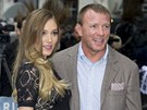 Guy Ritchie a t�hotn� Jacqui Ainsleyov� (Lond�n, 18. �ervence 2012)