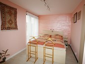 Lo�nice je lad�n� v harmonicky odpo�inkov�m duchu.