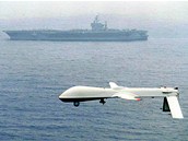 Americký bezpilotní letoun Pradator prolétá nad letadlovou lodí USS Carl Vinson. Americký bezpilotní letoun Pradator prolétá nad letadlovou lodí USS Carl Vinson.