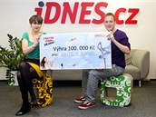 Vojtěch Beránek si přebírá šek na 100 tisíc