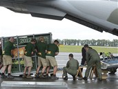 Čtyři transportní bedny s klisnami koně Převalského naložili pracovníci Zoo Čtyři transportní bedny s klisnami koně Převalského naložili pracovníci Zoo