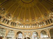 "Jugendstil" se objevil na �ad� prvk� dvorany.